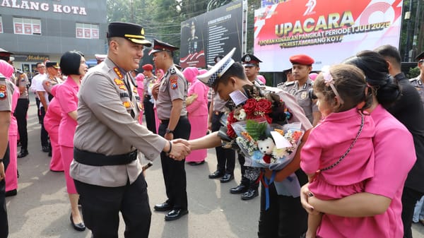 Jelang Hari Bhayangkara, 54 Polisi Polresta Malang Kota Terima Penghargaan Naik Pangkat