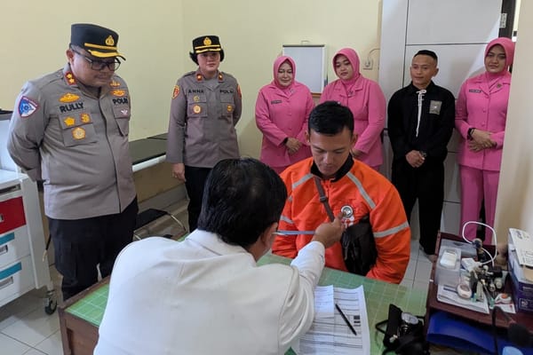 Sambut HUT ke-79 Bhayangkara, Polres Temanggung Beri Layanan Kesehatan Gratis dan Bansos untuk Ojol