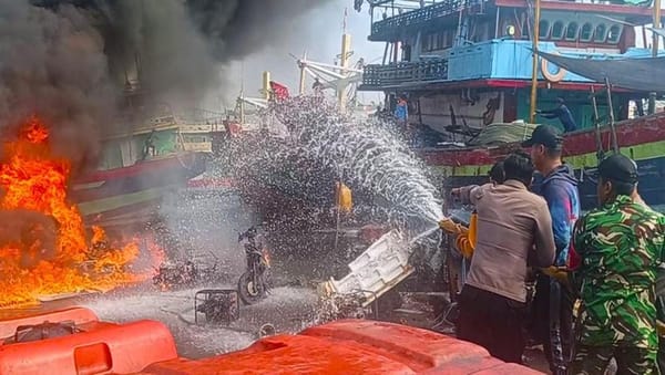 Sigap! Polda Jateng Bantu Padamkan Kebakaran Kapal di Pelabuhan Pelindo