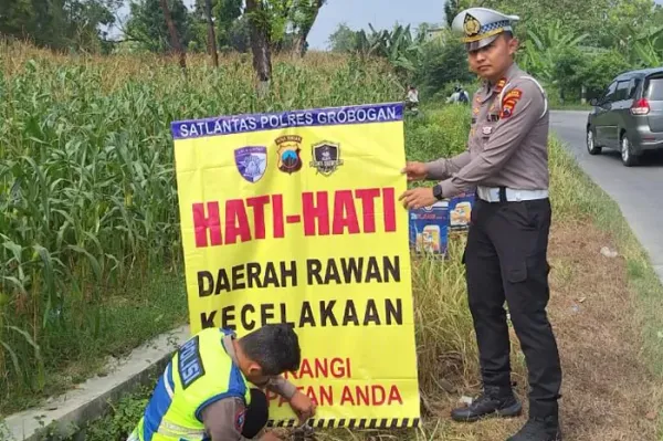 Satlantas Grobogan Pasang Banner Peringatan di Letter S untuk Cegah Kecelakaan