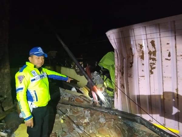 Truk Box Tabrak Pagar Rumah di Alasmalang, Satu Orang Tewas di Tempat