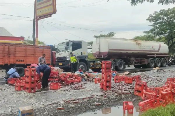 Ban Meletus, Truk Teh Botol Terguling di Rembang, Pecahan Kaca Berserakan di Jalan Pantura