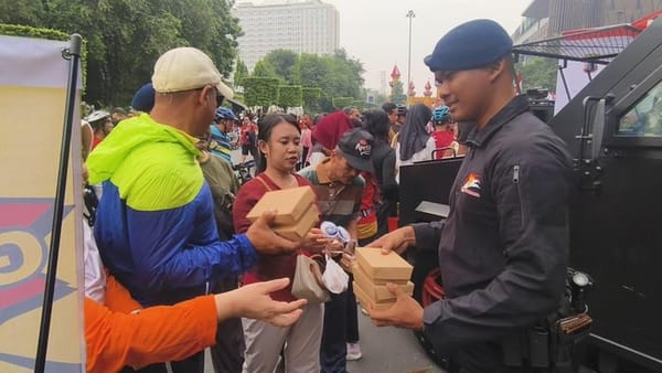 Polda Jateng Dirikan Dapur Umum dan Bagikan Makanan Gratis di Semarang