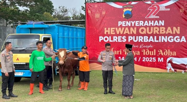 Kapolres Purbalingga Pimpin Salat Iduladha dan Serahkan Hewan Kurban untuk Warga