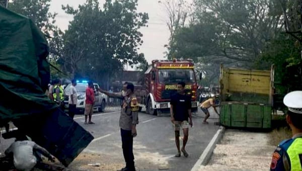 Rem Blong Akibat Tromol Pecah, Truk Hantam Truk Parkir: Sopir Luka-Luka