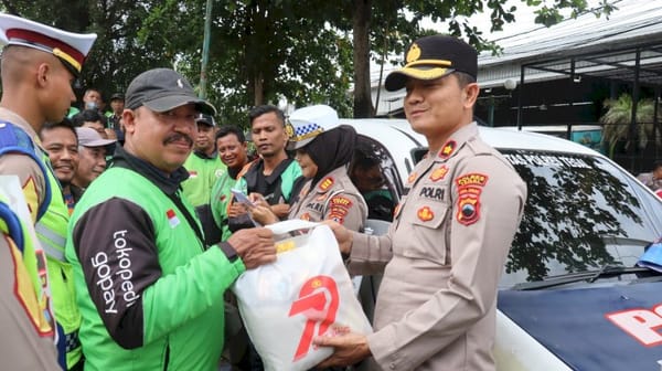 Hari Bhayangkara ke-79, Polres Tegal Berbagi Sembako kepada Supir Angkutan dan Tukang Becak
