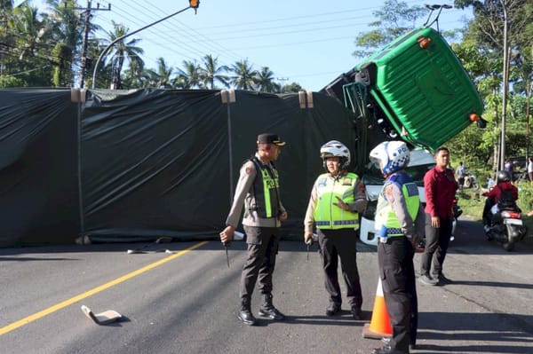 Gagal Nanjak di Tanjakan, Truk Hantam Minibus dan Sebabkan Kemacetan di Jalur Solo–Semarang