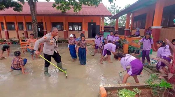 Polisi dan Siswa Gotong Royong Bersihkan SDN 1 Tanggirejo Setelah Banjir Surut