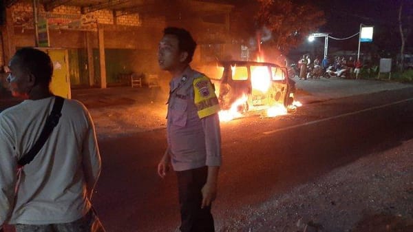 Mobil Terbakar di Pati, Penumpang Panik Lari dengan Rok Terbakar