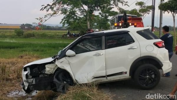 Mobil Toyota Raize Berisi Keluarga Tabrak Pohon di Klaten, Korban Dievakuasi