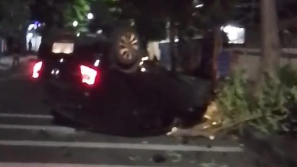 Brio Terbalik Usai Tabrak Pohon di Semarang, Sopir Teriak Minta Tolong
