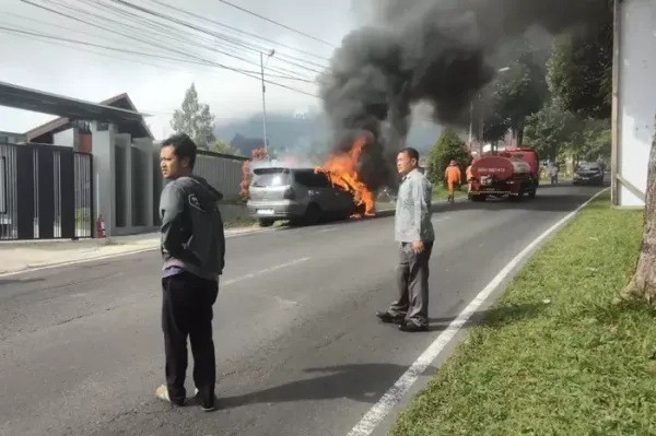 Nissan Livina Terbakar Saat Menanjak di Kopeng Semarang, Penumpang Selamat