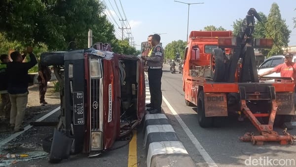 Kecelakaan di Sumberejo Klaten: Truk Tabrak Kijang hingga Terbalik
