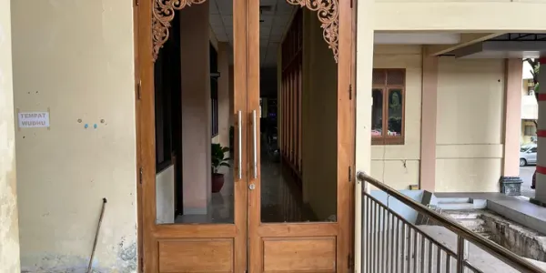 Pria Naik Sepeda Datangi Balai Kota Solo Pagi Buta, Pecahkan Kaca dan Rusak Mobil
