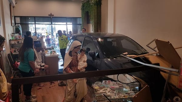 Salah Injak Pedal, Mobil Tabrak Toko Rohani di Malang