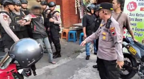 Berulah Saat Mabuk di Menara Kudus, Seorang Pria Diamankan Petugas