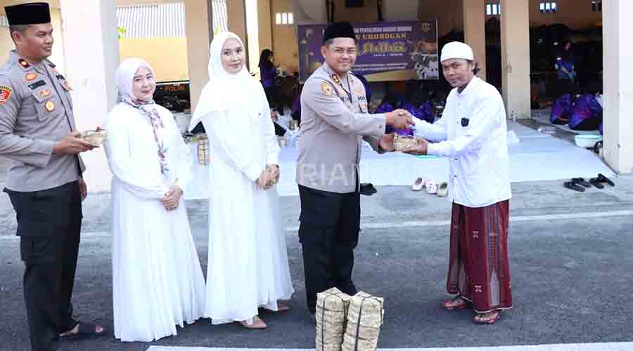 Polres Grobogan Sembelih 14 Hewan Kurban, Bagikan Daging Menggunakan Besek Ramah Lingkungan