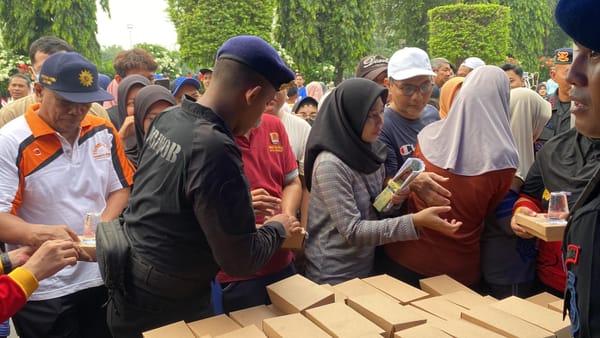 Brimob Polda Jateng Bagikan Sarapan Gratis di Car Free Day Semarang