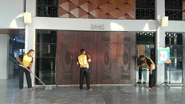 Jelang Hari Bhayangkara, Polresta Pati Gelar Bersih-Bersih Tempat Ibadah