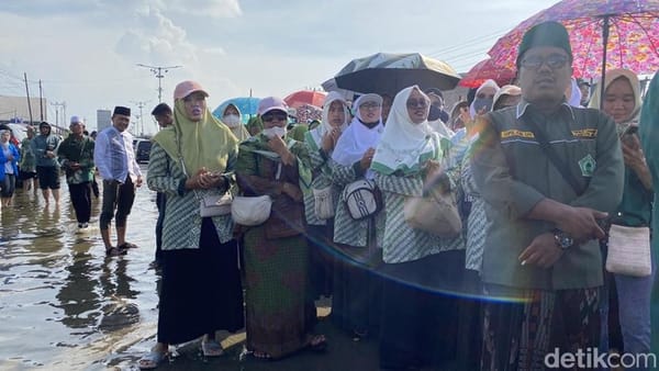 Banjir Rob Hanyutkan Rumah dan Masjid, Nahdliyin Demak Gelar Istigasah Penuh Haru