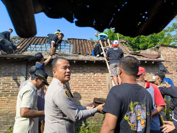 Polri dan Perguruan Silat Sragen Gotong Royong Bedah Rumah Warakawuri Polri Ny. Sudarmi