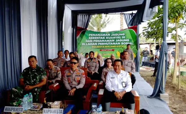 Dukung Asta Cita Presiden, Dispangtan dan Polresta Malang Kota Tanam Jagung di Kedungkandang