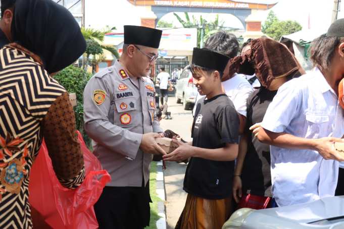Polres Kebumen Gelar Jumat Berkah dengan Pembagian Ratusan Nasi Kotak