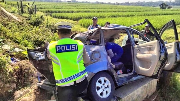 Detik-Detik Evakuasi Balita Terjepit Usai Avanza Terguling di Tol Semarang–Solo