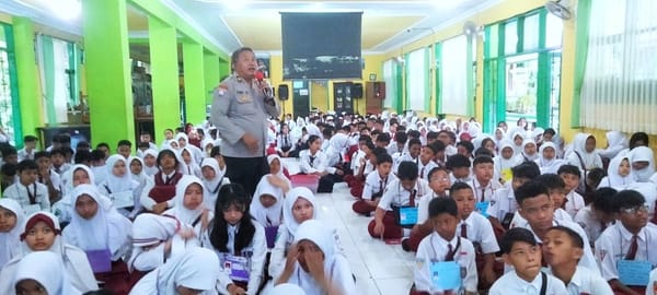 Polisi Kota Malang Sosialisasikan Pencegahan Kenakalan Remaja di MPLS SMPN 18