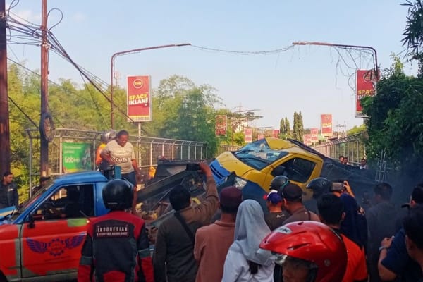 Pikap Angkut Elektronik Terjun ke Jurang Usai Tabrak Panther di Malang, Sopir Patah Tulang