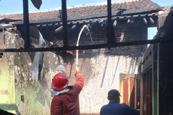 Dugaan Korsleting Listrik, Dua Rumah di Banyumas Ludes Terbakar