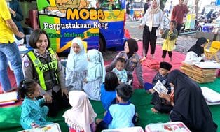 Edukasi Menarik! Polwan Ajak Siswa Bermain Sambil Belajar Tertib Lalu Lintas