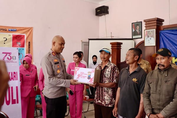 Polres Kendal Salurkan 50 Paket Sembako dan 1 Truk Air Bersih dalam Bakti Sosial Hari Bhayangkara ke-79