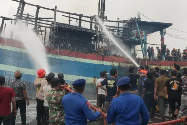 Kapal "Timbul Barokah" Terbakar saat Perawatan di Pelabuhan Jongor, Tegal