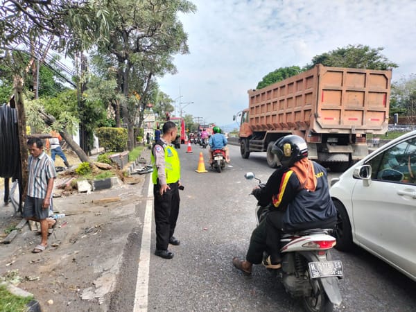 Bus Tabrak Truk di Perbatasan Kota Ungaran, Lalu Lintas Tersendat