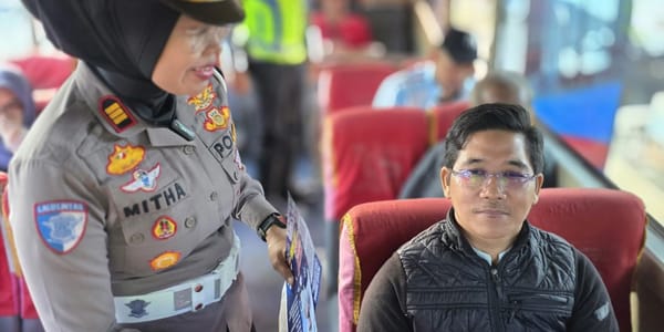 Satlantas Polres Rembang Gelar Giat Simpatik Bagi-Bagi Makanan di Ops Patuh Candi 2025