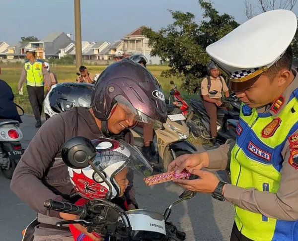 UNIK! Pengendara Tertib di Grobogan Dihadiahi Cokelat saat Ops Patuh Candi