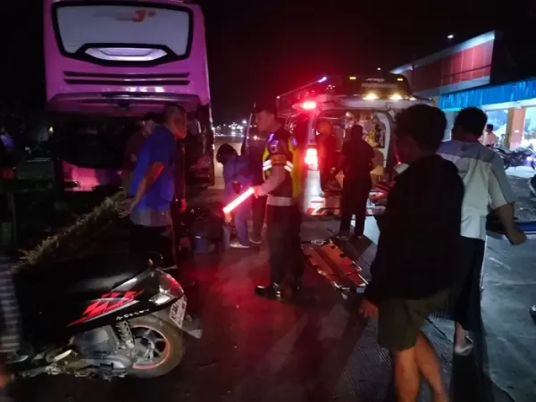 Ini Kronologi Lengkap Pemotor Hantam Bus Parkir di Grobogan hingga Terjepit