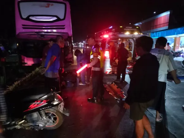 Tak Fokus Berkendara, Pemotor Hantam Bus Parkir di Grobogan