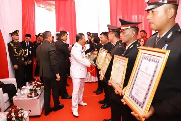 Kapolda Jateng Beri Penghargaan dan Bantuan Sosial pada Masyarakat di Momen HUT Bhayangkara ke-79