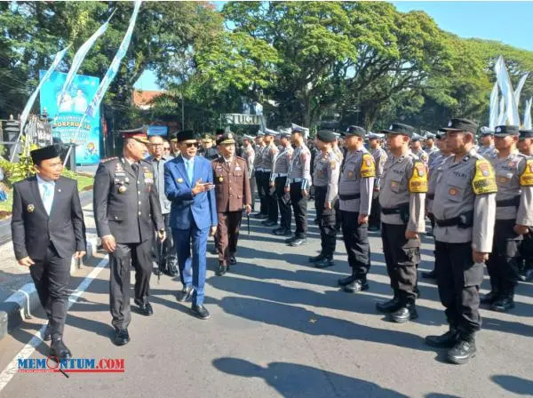 Kapolresta Malang Kota Pimpin Upacara Hari Bhayangkara ke-79 di Balai Kota Malang