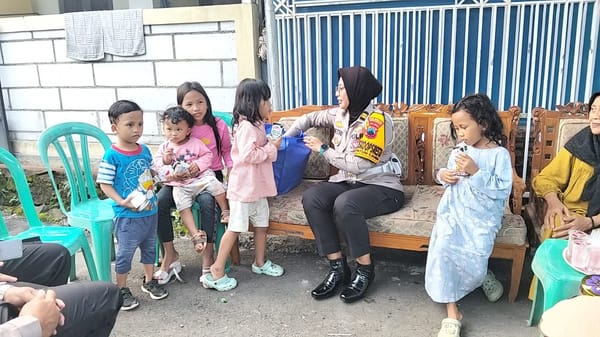 Humanis di Tengah Razia, Sat Lantas Polresta Banyumas Beri Santunan dan Imbauan Tertib Lalu Lintas