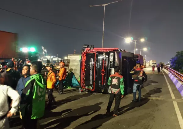 Truk Angkut Rongsokan Terguling di Arteri Yos Sudarso: Pemotor Tewas Seketika