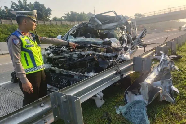 Polres Batang Evakuasi 3 Korban Tewas Kecelakaan di Tol Batang–Semarang