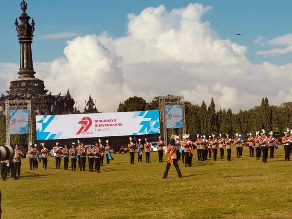 Polda Bali Tampilkan Marching Band dan Tari Kolosal di Hari Bhayangkara ke-79