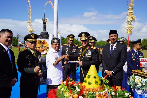 Kapolda Bali Terima Kejutan Tumpeng dari Forkopimda di Momen Bhayangkara ke-79