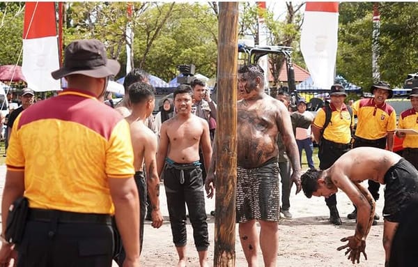 Turut Meriahkan HUT Bhayangkara ke-79, Rumkit Bhayangkara Ikut Lomba Panjat Pinang