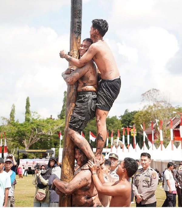Meriah dan Dekat dengan Rakyat, Rumkit Bhayangkara Ramaikan HUT Bhayangkara ke-79 Lewat Lomba Panjat Pinang