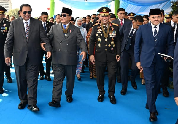 Presiden dan Kapolri Sandang Tanda Kehormatan Bintang Bhayangkara Utama saat Pimpin Upacara