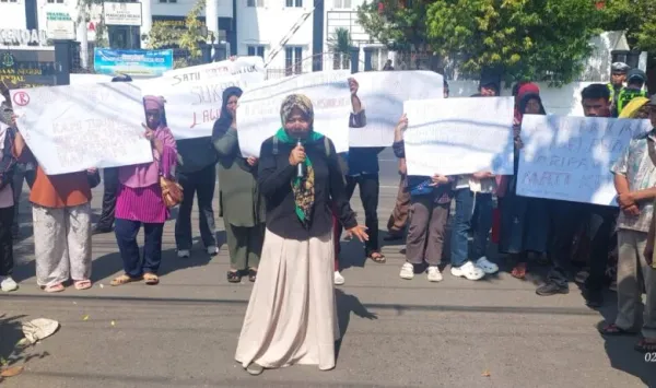 Tanah Dirampas, Puluhan Emak-Emak di Kendal Turun ke Jalan Demo